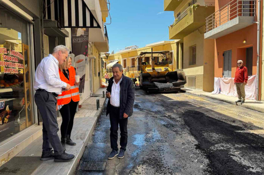 Αυτοψία Καλοκαιρινού στα έργα ασφαλτόστρωσης στην Ταξιάρχου Μαρκοπούλου