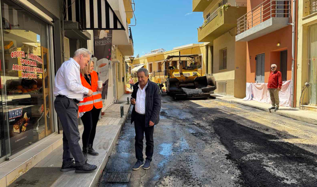Αυτοψία Καλοκαιρινού στα έργα ασφαλτόστρωσης στην Ταξιάρχου Μαρκοπούλου