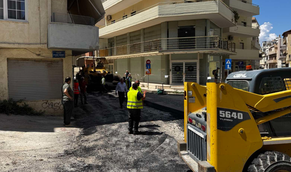 Αυτοψία Καλοκαιρινού στα έργα ασφαλτόστρωσης στην Ταξιάρχου Μαρκοπούλου