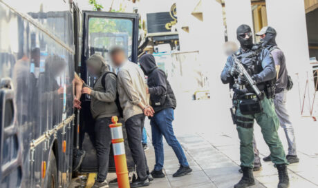 Ποινική δίωξη για 5 κακουργήματα στους 8 συλληφθέντες για τη ληστεία στην Κάτω Τιθορέα