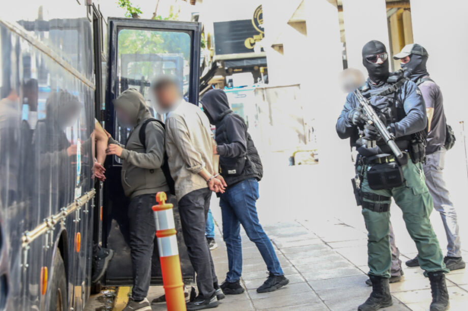 Ποινική δίωξη για 5 κακουργήματα στους 8 συλληφθέντες για τη ληστεία στην Κάτω Τιθορέα
