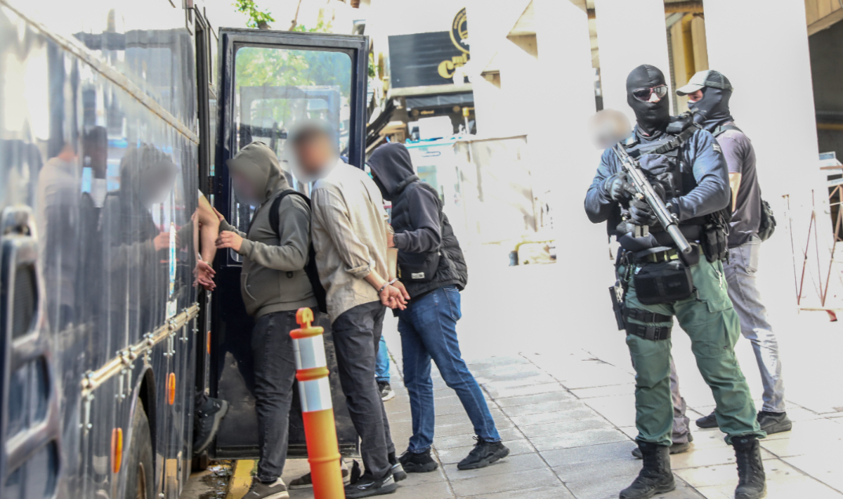 Ποινική δίωξη για 5 κακουργήματα στους 8 συλληφθέντες για τη ληστεία στην Κάτω Τιθορέα (βίντεο)