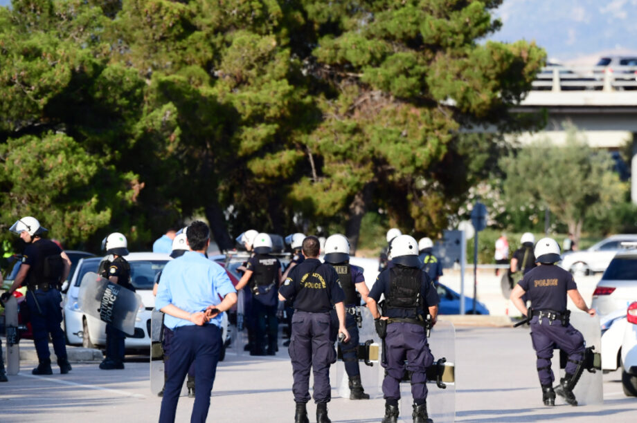 Αστυνομία ΜΑΤ πλάτες