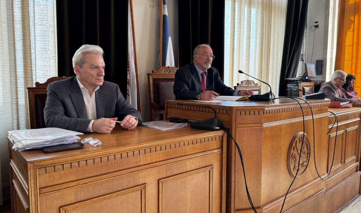 Ομόφωνα αποδεκτή η πρόταση της Δημοτικής Αρχής για μόνιμη παραχώρηση ταφοπέδιου στον Μανώλη Λιδάκη (βίντεο)