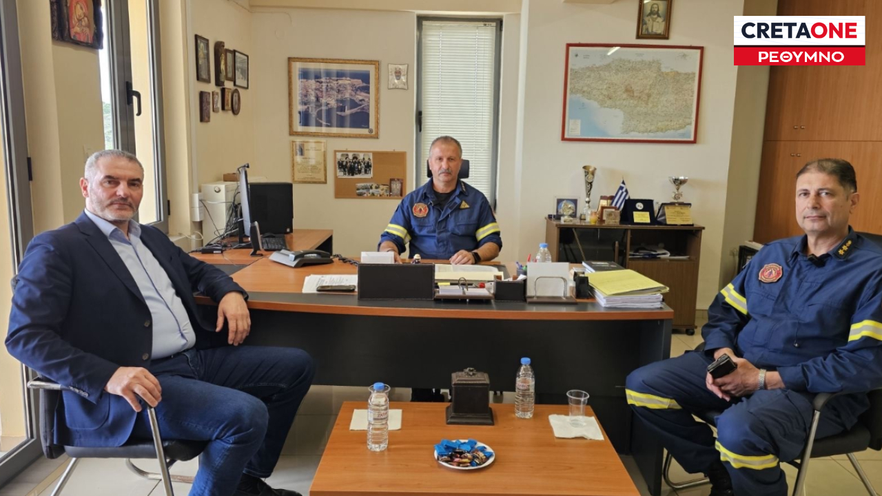 Επίσκεψη Μανόλη Χνάρη στην Πυροσβεστική Υπηρεσία Ρεθύμνου