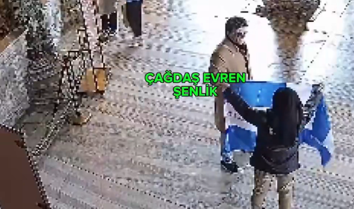 Ποινή φυλάκισης με αναστολή στους Έλληνες που άνοιξαν σημαία στην Αγία Σοφία (βίντεο)