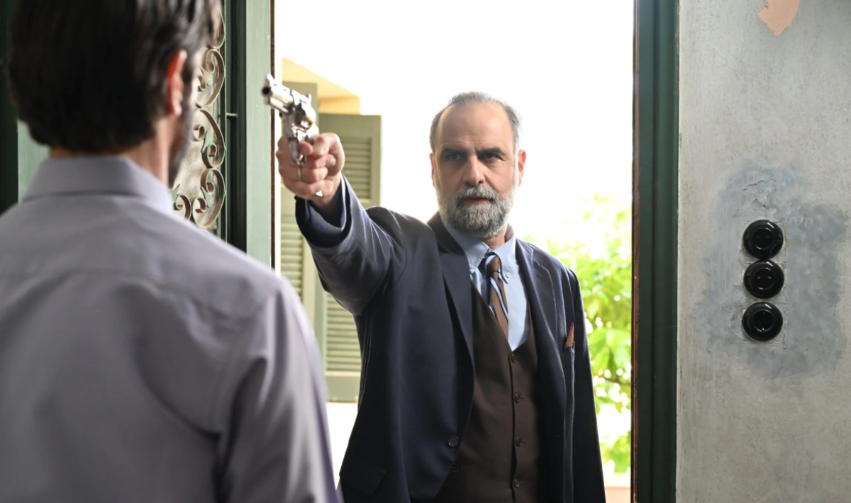 «Άγιος έρωτας» spoiler: Ο Παύλος εισβάλλει οπλισμένος στο σπίτι του Νικόλαου αποφασισμένος να τον σκοτώσει (βίντεο)