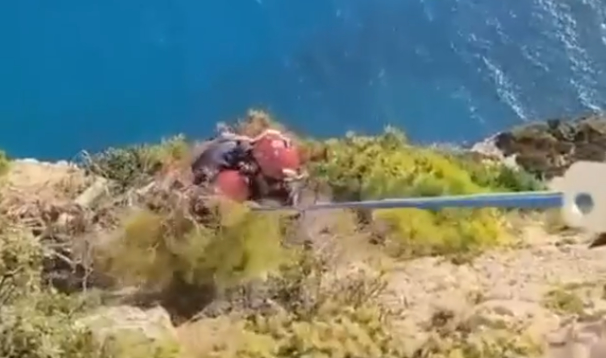 Ζάκυνθος: Προσπάθησε να βγάλει για selfie με φόντο το Ναυάγιο και έπεσε σε γκρεμό (βίντεο)