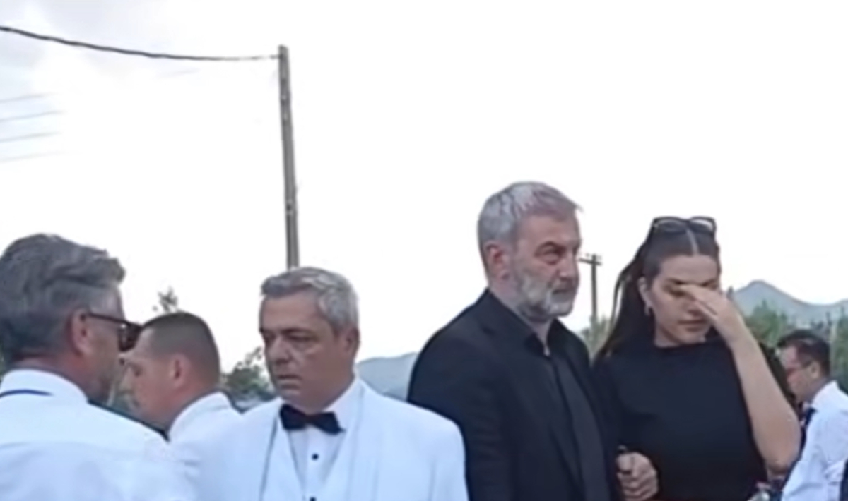Οικογένεια και φίλοι αποχαιρέτησαν την Γωγώ Μαστροκώστα (βίντεο)