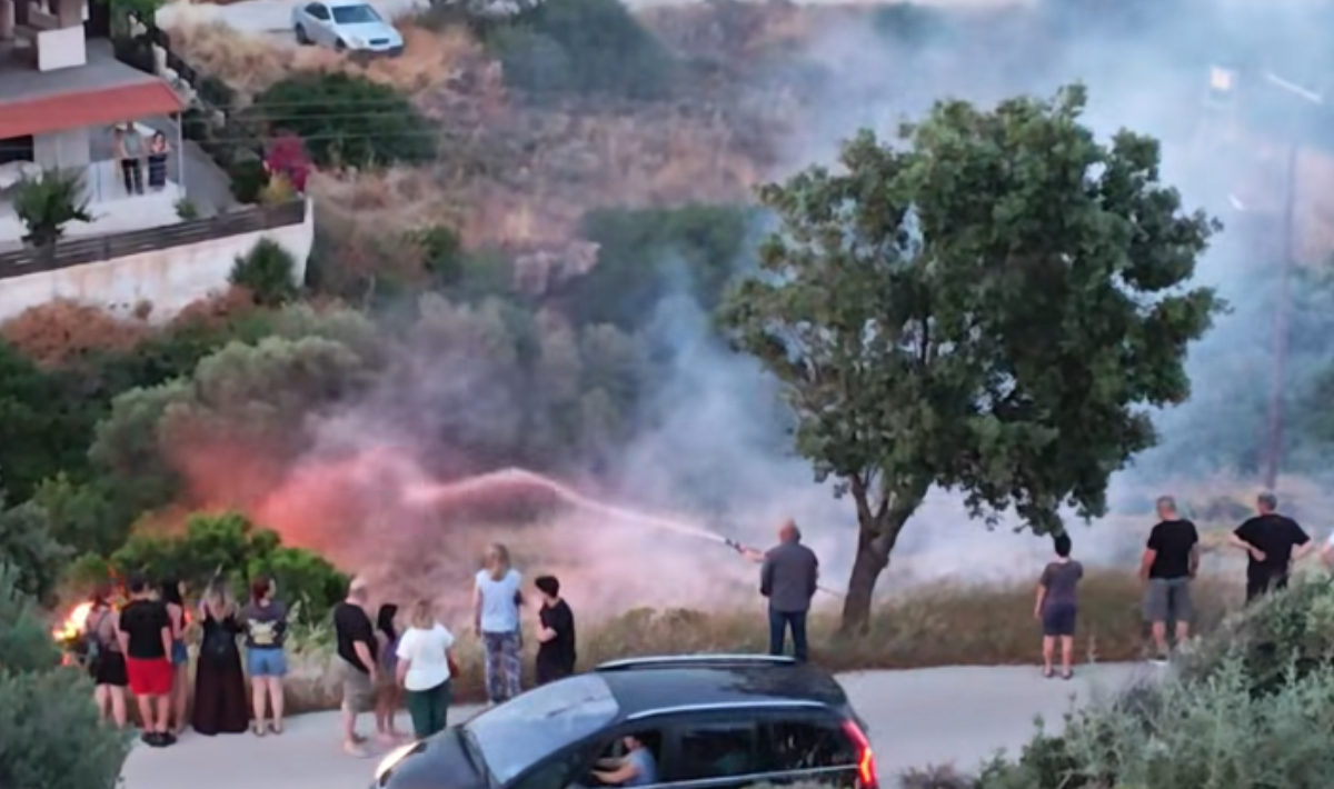 Φωτιά στη Λαυρεωτική: Καταγγελίες ότι προκλήθηκε από ρίψη φωτοβολίδας – Δείτε βίντεο