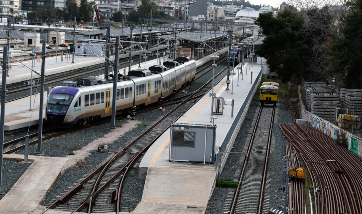 Άνδρας κρεμάστηκε σε καλώδια του Προαστιακού απειλώντας να αυτοκτονήσει