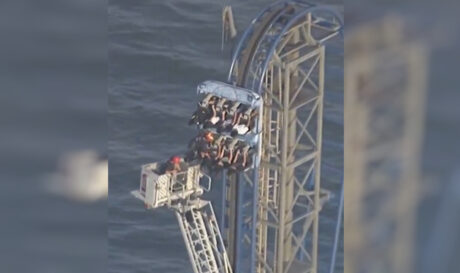 ΗΠΑ: Πανικός σε λούνα παρκ, roller coaster κόλλησε στον αέρα με τους επιβαίνοντες να αιωρούνται! (βίντεο)