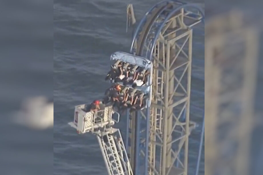 ΗΠΑ: Πανικός σε λούνα παρκ, roller coaster κόλλησε στον αέρα με τους επιβαίνοντες να αιωρούνται! (βίντεο)