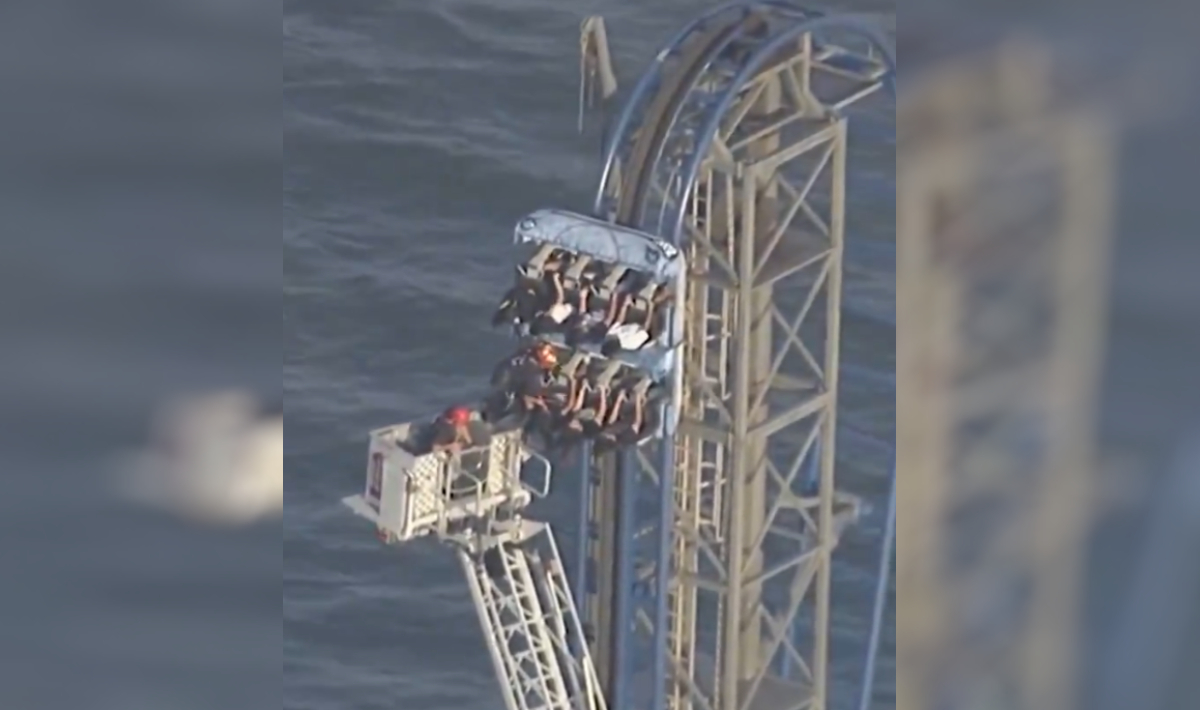 ΗΠΑ: Πανικός σε λούνα παρκ, roller coaster κόλλησε στον αέρα με τους επιβαίνοντες να αιωρούνται! (βίντεο)