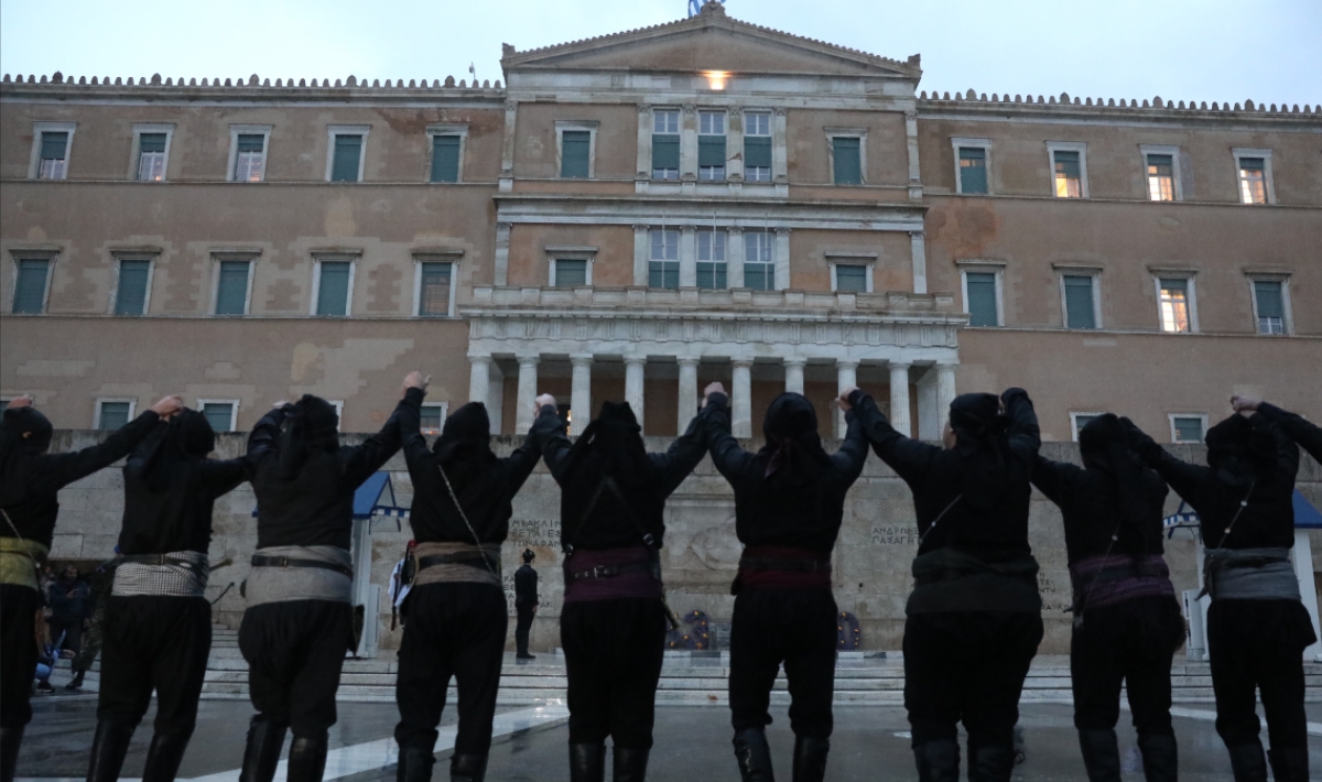 Σύνταγμα: Συγκίνηση με την επιβλητική αλλαγή φρουράς με Πόντιους Εύζωνες – Δείτε βίντεο και φώτο