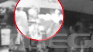 Η στιγμή που ο 58χρονος πυροβολεί τη γυναίκα στην Καλλιθέα – Τον βλέπουν και συνεχίζουν να χορεύουν