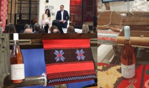 «Ανώγεια Κέντρο Υφαντικής»: Eκεί όπου το ANIFADOU της Sbokos Wines αποκτά την πολιτιστική του διάσταση (φώτο)