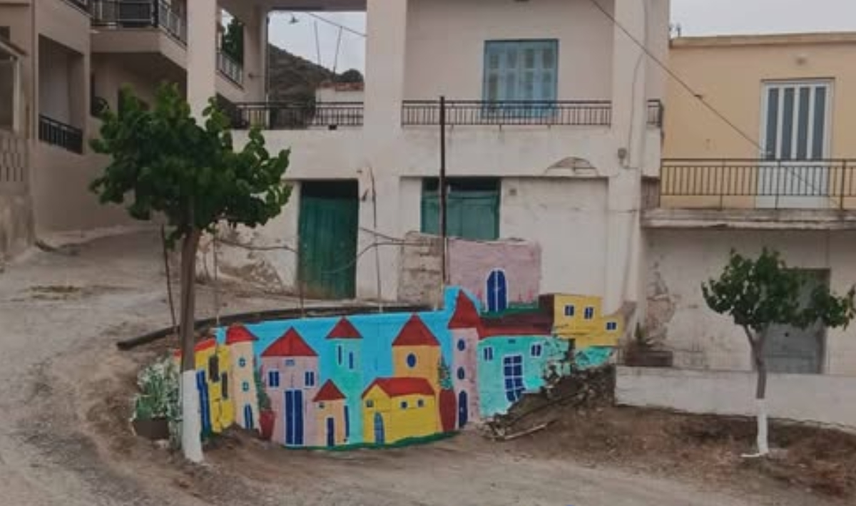 Μεσαρά: Μετέτρεψαν τον πλιθόκτιστο τοίχο…σε κάτι όμορφο! (φώτο)