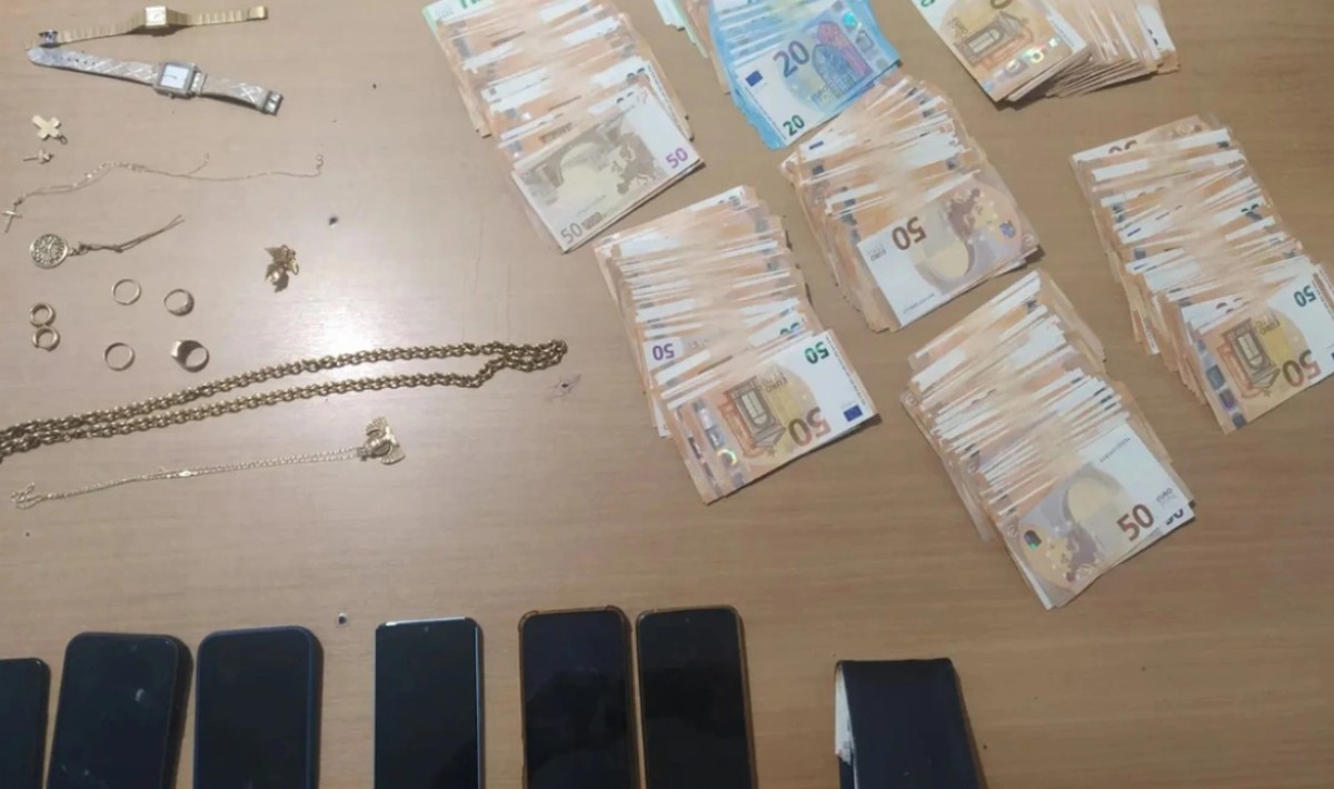 Εξιχνιάστηκε υπόθεση απάτης με «μαϊμού» εφοριακό στο Δομοκό: 4 συλλήψεις και κατασχέσεις 37.000 ευρώ και χρυσαφικών