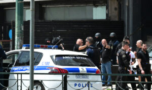 Πυροβόλησε γυναίκα με ούζι έξω από γνωστό μπαρ στην Καλλιθέα – Συνελήφθη ο δράστης