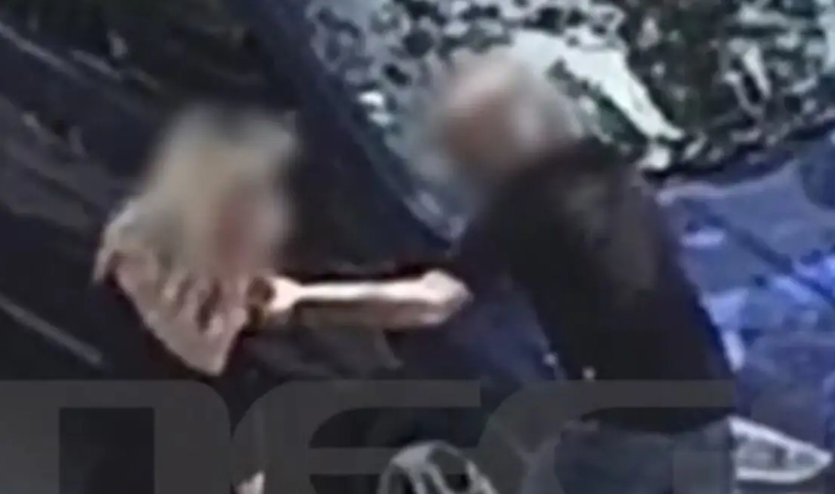 Πυροβολισμοί σε κλαμπ στην Καλλιθέα: Συγκλονιστικό βίντεο με την 43χρονη αιμόφυρτη στον δρόμο να ζητά βοήθεια