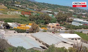 Αντιδράσεις στις Μαλάδες: Κάτοικοι ήρθαν αντιμέτωποι με στελέχη υπουργείου στην αυτοψία για τη δομή μεταναστών