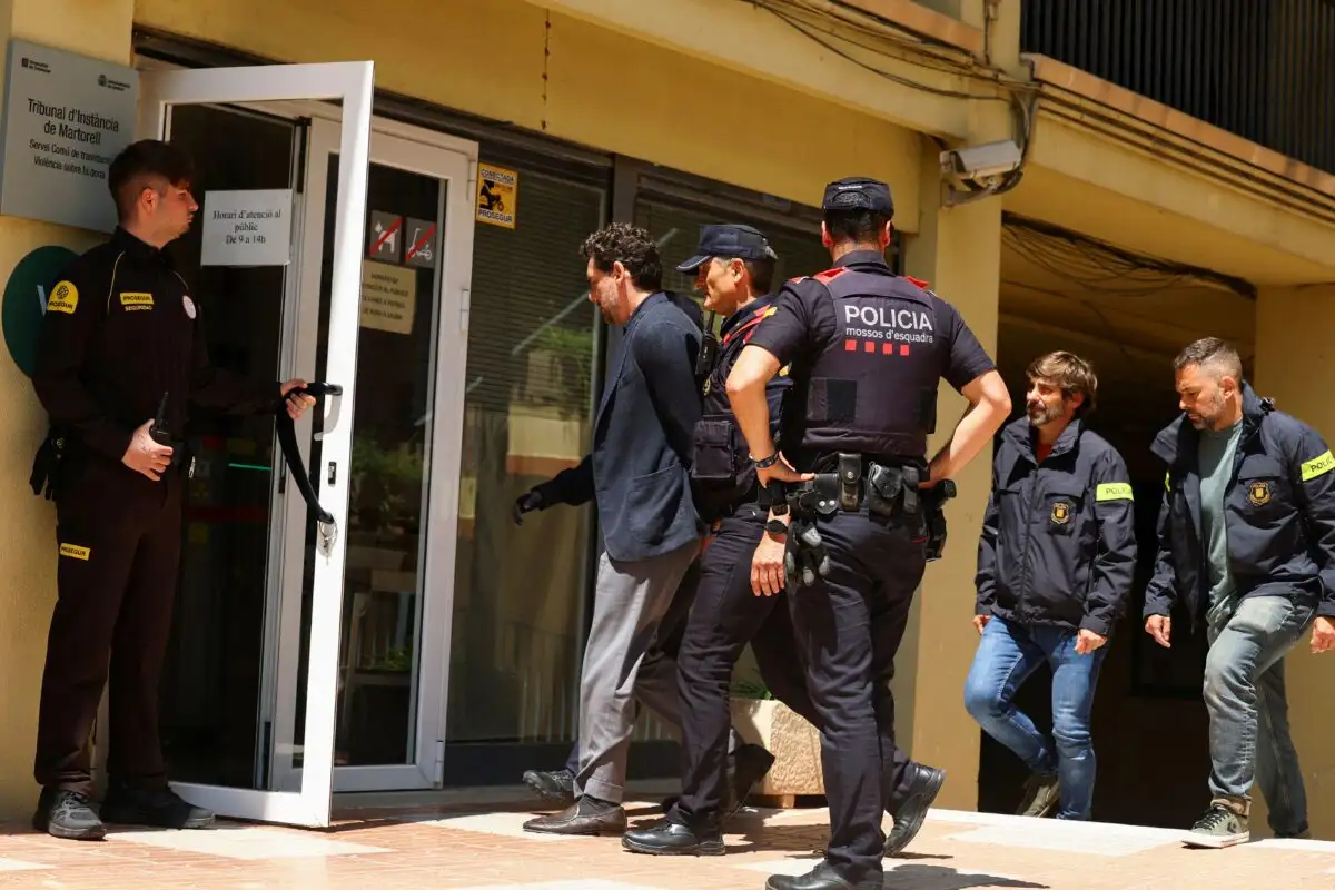 Mango: Με χειροπέδες στο δικαστήριο ο Τζόναθαν Άντικ για τη δολοφονία του πατέρα του