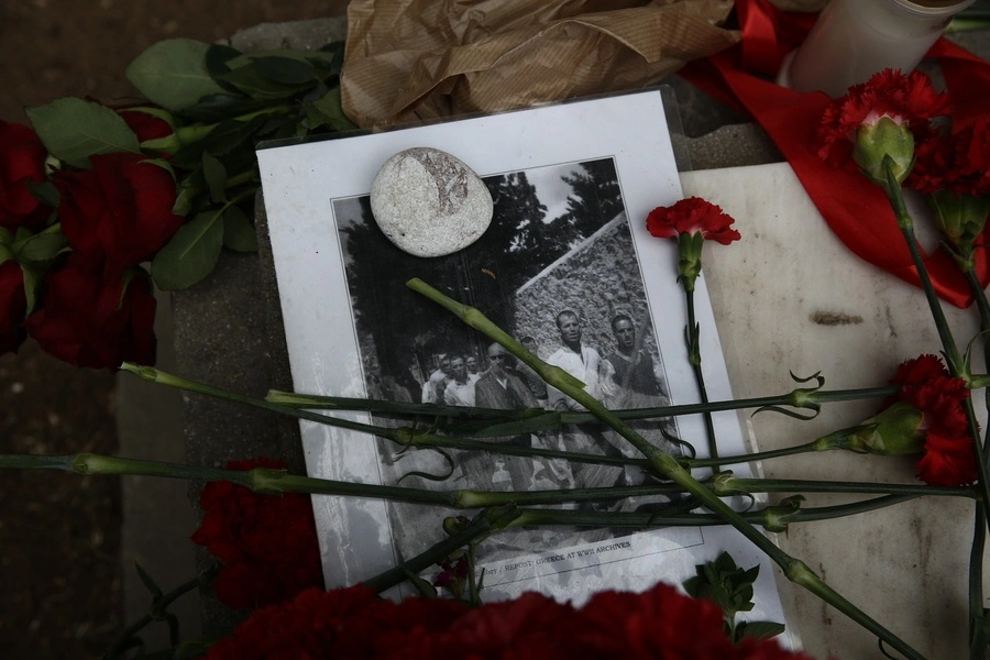 Σκοπευτήριο Καισαριανής: Άφησαν κόκκινα γαρύφαλλα και τις φωτογραφίες των 200 εκτελεσθέντων (φώτο)