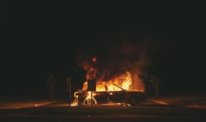 Σορός άνδρα βρέθηκε μέσα σε φλεγόμενο αυτοκίνητο στον Δομοκό