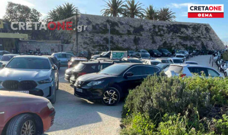 στάθμευση Μενδώνη ενετικά τείχη