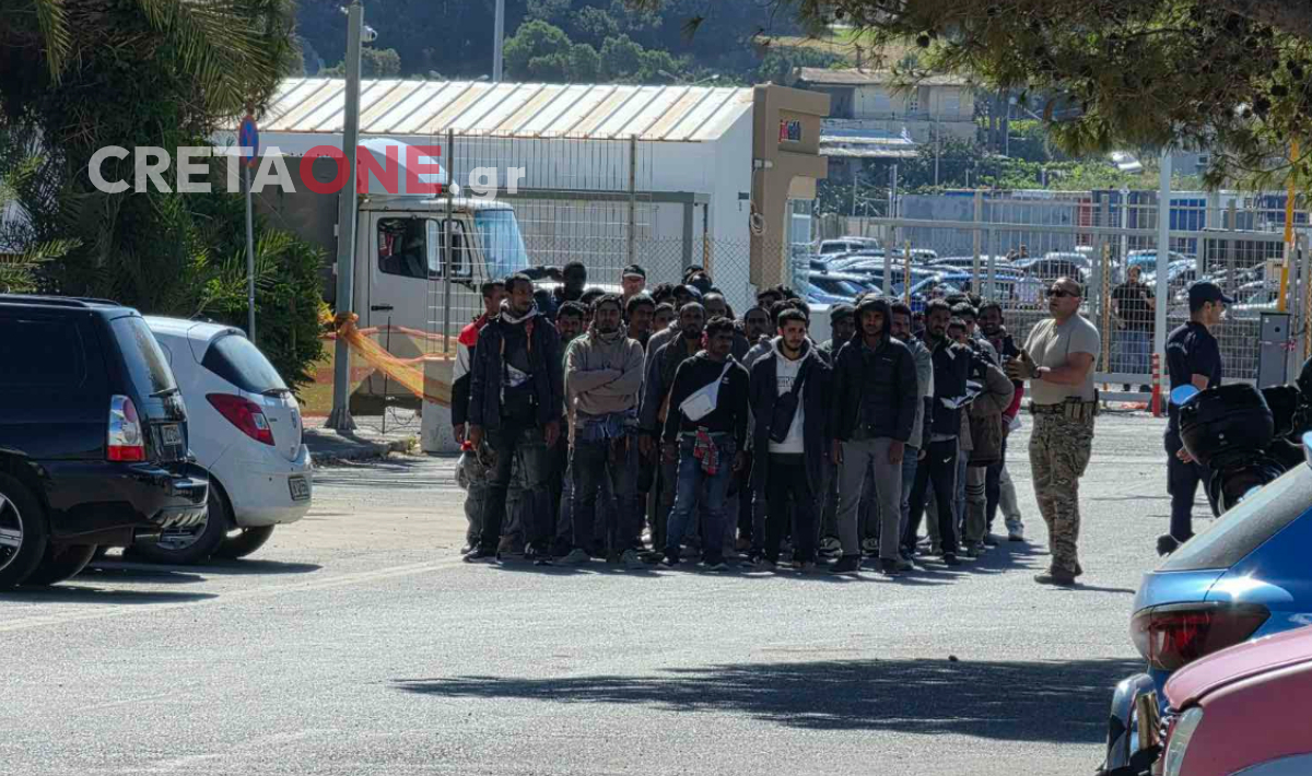 Ηράκλειο: Ασφυκτιά το παλιό ψυγείο στο λιμάνι – Πάνω από 200 νέες αφίξεις μεταναστών μέσα σε λίγες ώρες (φώτο)