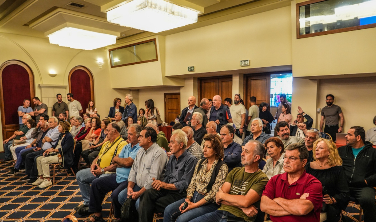 Μαλάδες: Έντονη διαμαρτυρία των κατοίκων στο Περιφερειακό Συμβούλιο για τη δομή μεταναστών