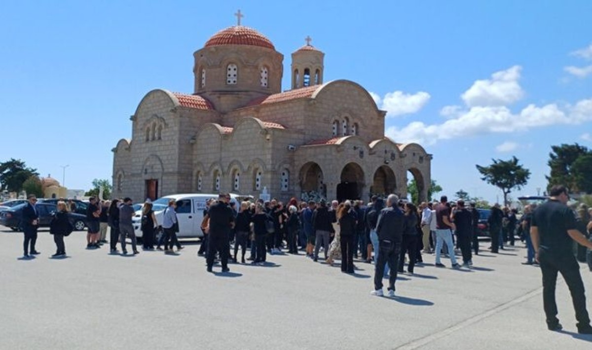 Ρόδος: Σε «βαρύ» κλίμα αποχαιρέτησαν συγγενείς και φίλοι μάνα και κόρη που έχασαν τη ζωή τους σε δυστύχημα