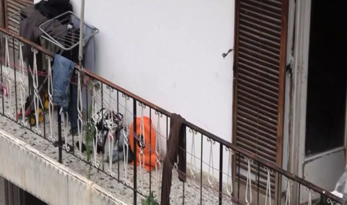 Άγιοι Ανάργυροι: Τι ισχυρίστηκε στην κατάθεσή της η μητέρα των τριών παιδιών που ζούσαν στο σπίτι – τρώγλη