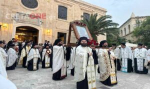Ηράκλειο: Πλήθος πιστών στην πομπή της Τιμίας Κάρας του Αγίου Τίτου (φωτογραφίες – βίντεο)