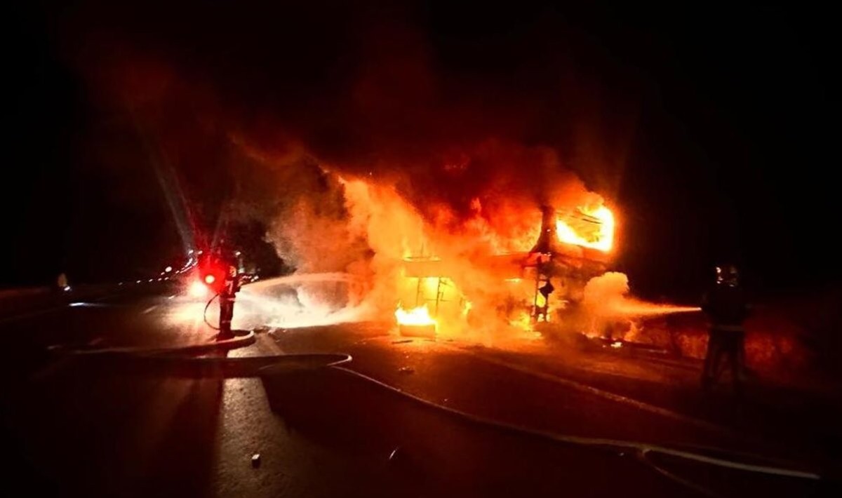 Τουρκία: Στις φλόγες λεωφορείο μετά από τροχαίο – 8 νεκροί και 33 τραυματίες (Βίντεο)