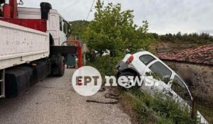 Σοβαρό τροχαίο στην Καστοριά – Αυτοκίνητο κατέληξε σε αυλή σπιτιού