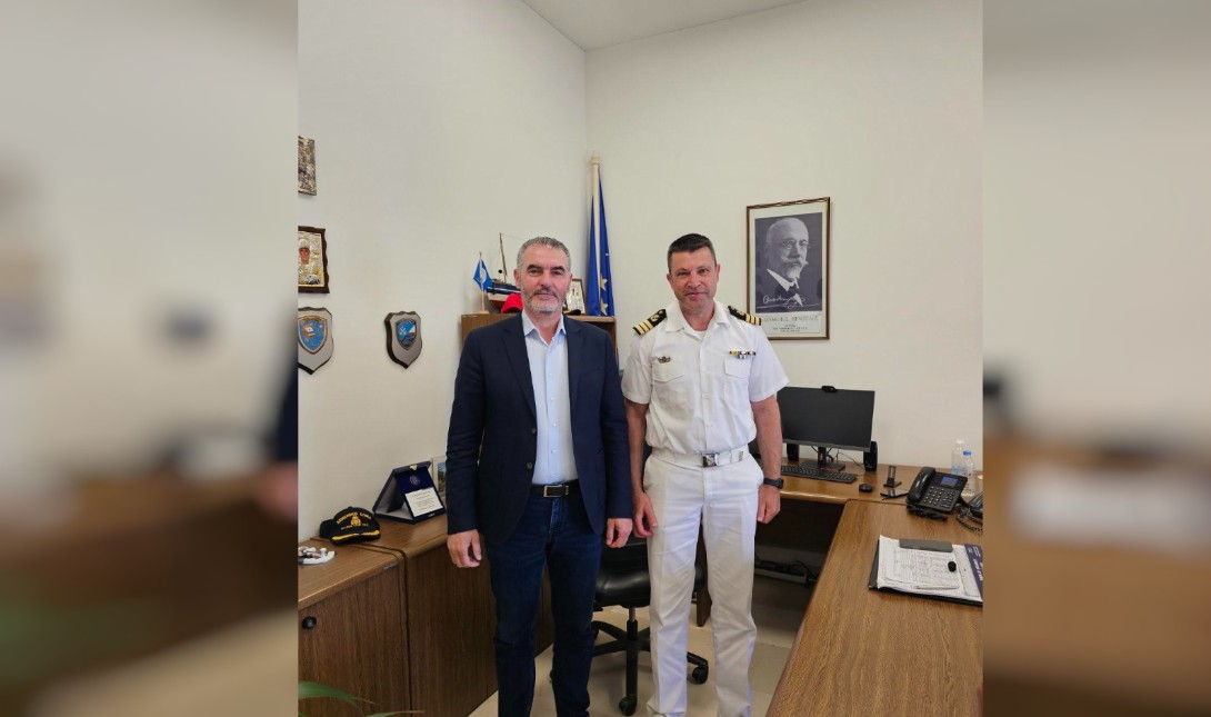 Ο Μανόλης Χνάρης επισκέφτηκε το Λιμεναρχείο Ρεθύμνου