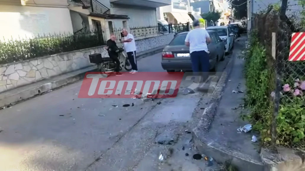Τροχαίο στην Πάτρα: Μηχανάκι καρφώθηκε σε στενό, έπεσε πάνω σε ΙΧ κι όταν ξαναβγήκε στον δρόμο έπεσε σε άλλο ΙΧ!