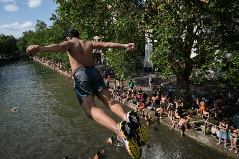 Σε δίνη καύσωνα η Γαλλία: Έκλεισαν 845 σχολεία