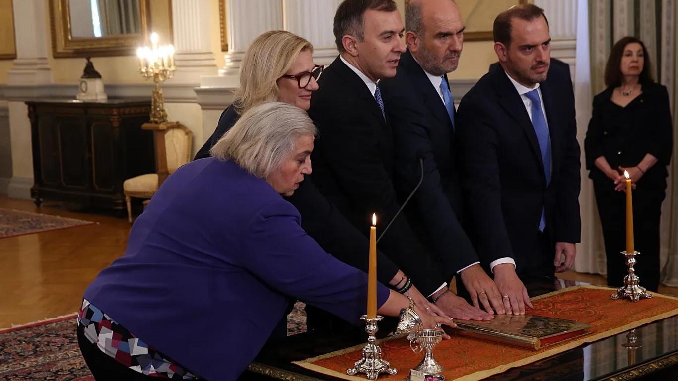Ορκίστηκαν τα νέα μέλη της κυβέρνησης