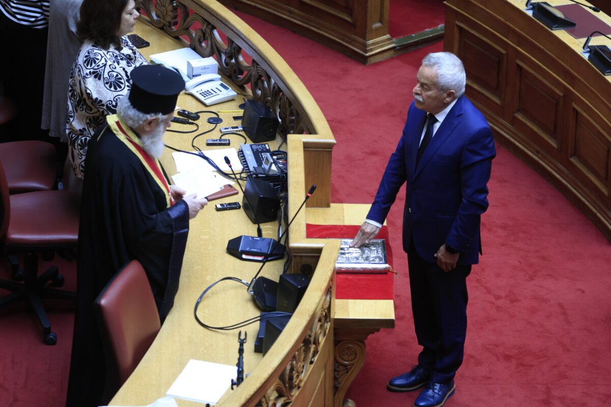 Ορκίστηκε βουλευτής ο Κωνσταντίνος Κόλλιας στη θέση του Νίκου Ταγαρά