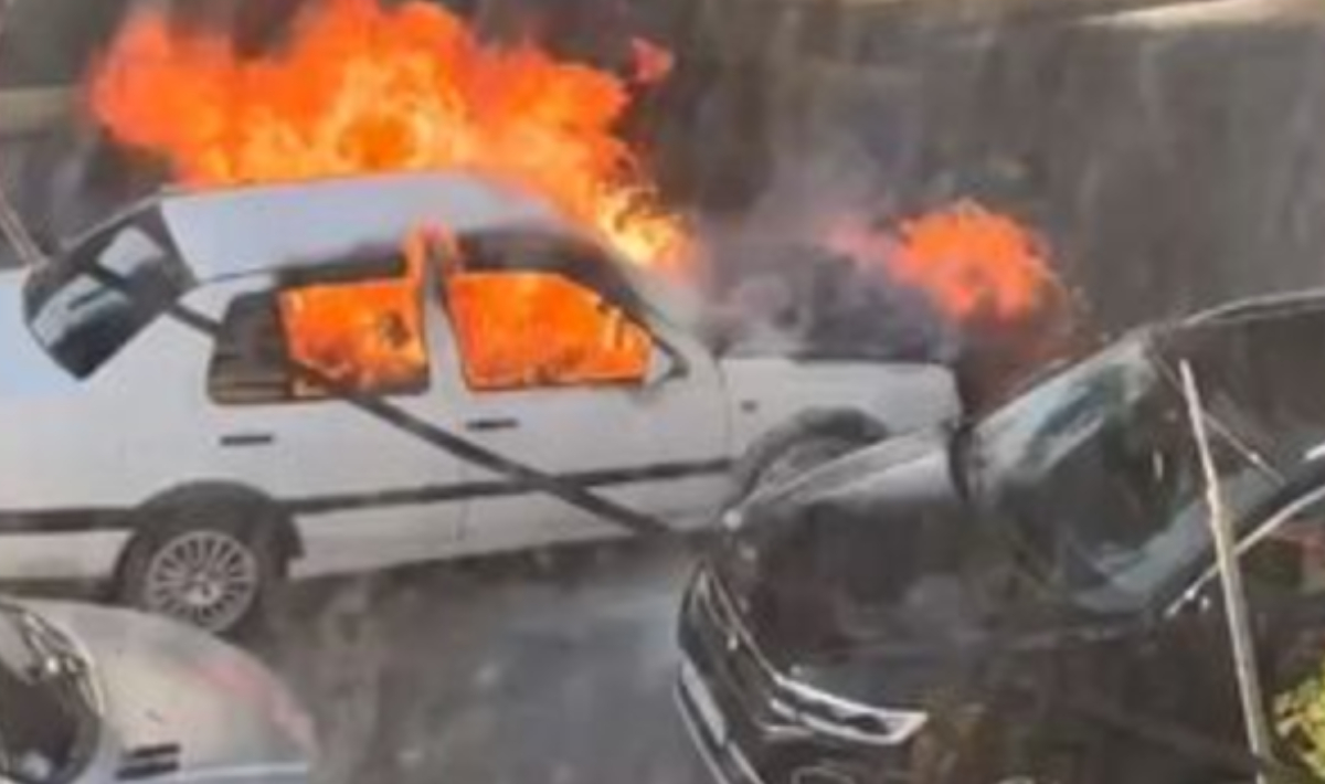 Αυτοκίνητο τυλίχθηκε στις φλόγες στην Αργυρούπολη: Κάτοικοι βγήκαν με πυροσβεστήρες (βίντεο)