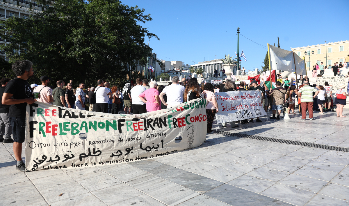 Αλβανοί κατέκλυσαν την πλατεία Συντάγματος – Διαμαρτυρία κατά της τουριστικής επένδυσης του γαμπρού του Τράμπ