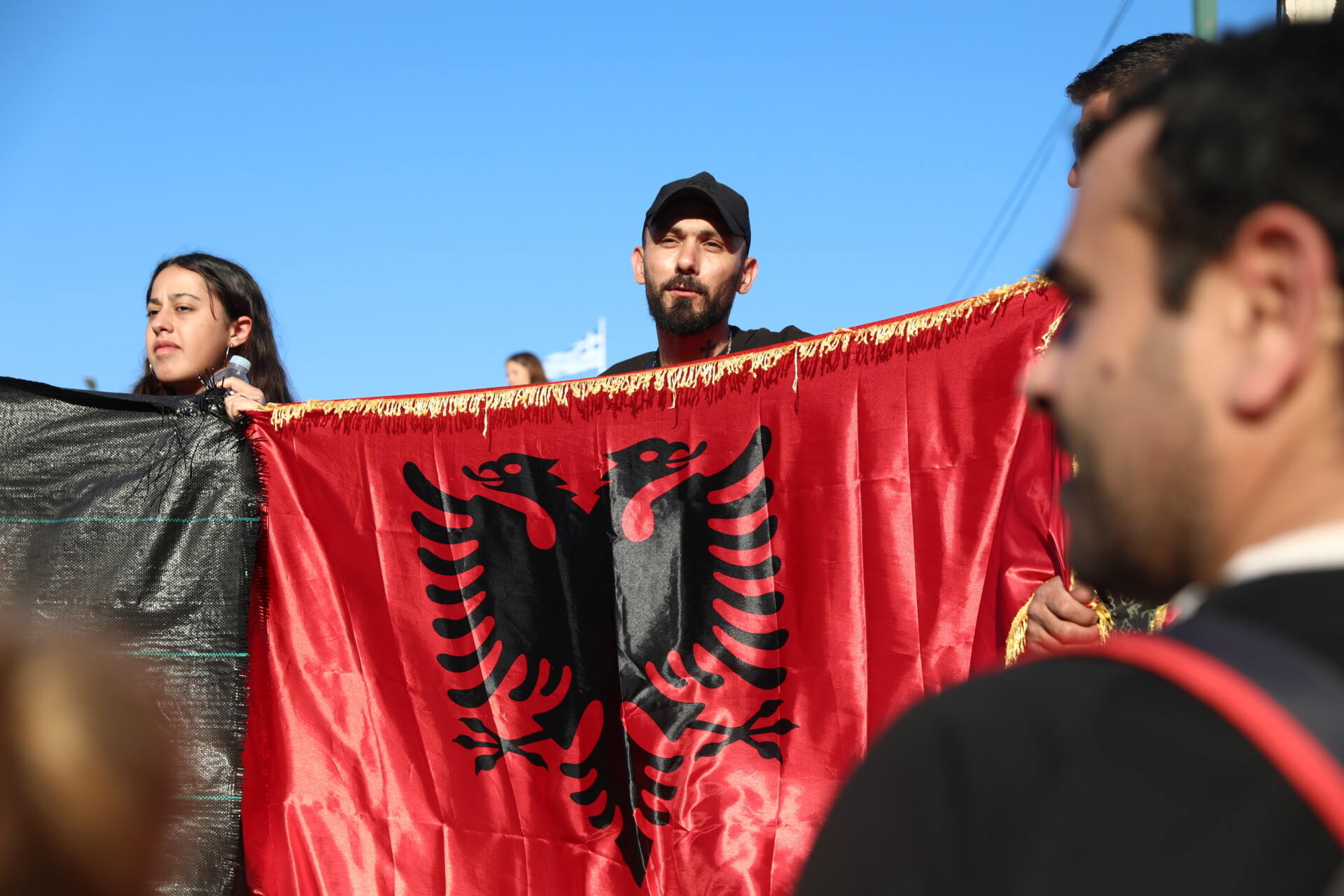 Συγκέντρωση διαμαρτυρίας κατά της τουριστικής επένδυσης του Τζάρεντ Κούσνερ γαμπρού του Ντόναλντ Τράμπ στη παράκτια ζώνη Βιόσα Νάρτα που είναι στο δέλτα του ποταμού Βιόσα (Αώος) και αποτελεί προστατευόμενη περιοχή που φιλοξενεί πλήθος ειδών της πανίδας και της χλωρίδας. Σάββατο 6 Ιουνίου 2026