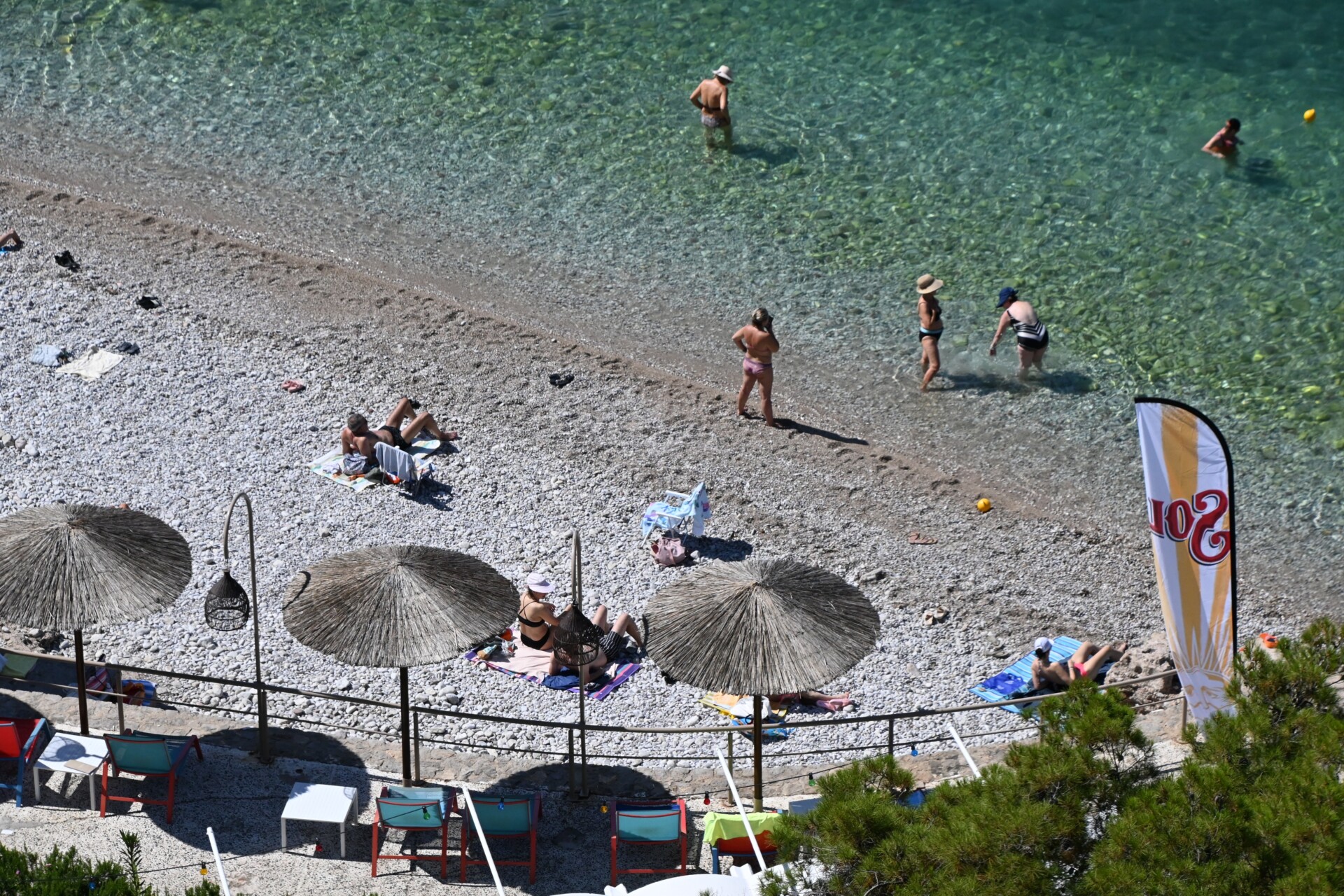 «Πλημμύρισαν» οι παραλίες της Αττικής – Στους 33 βαθμούς «σκαρφάλωσε» η θερμοκρασία (φώτο)