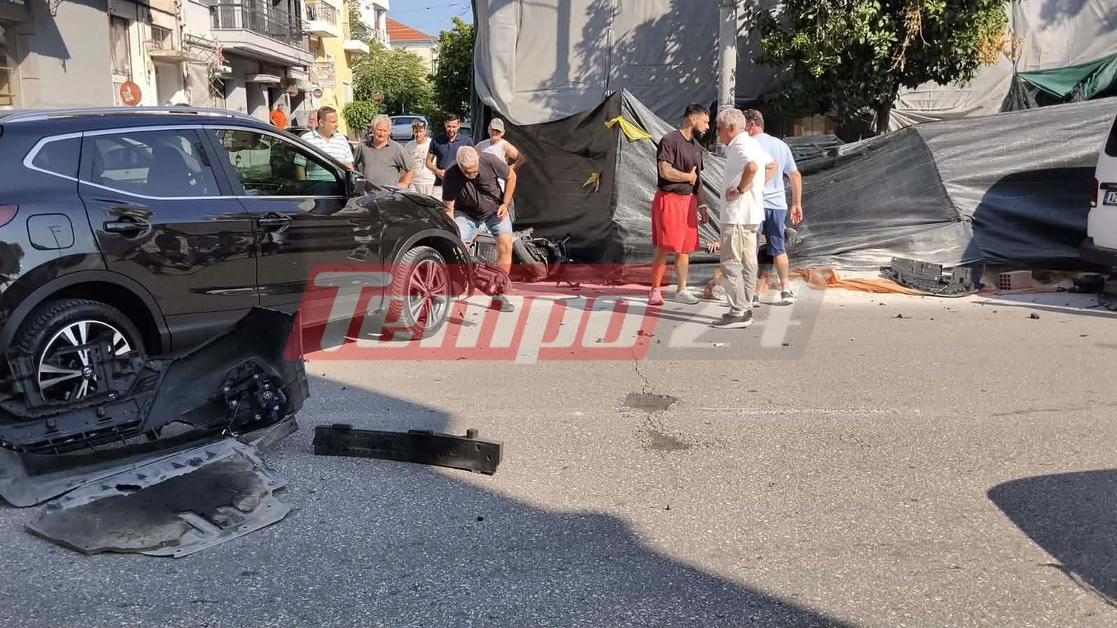 Τροχαίο στην Πάτρα: ΙΧ εκτίναξε δικυκλιστή σε οικοδομή – Δείτε εικόνες