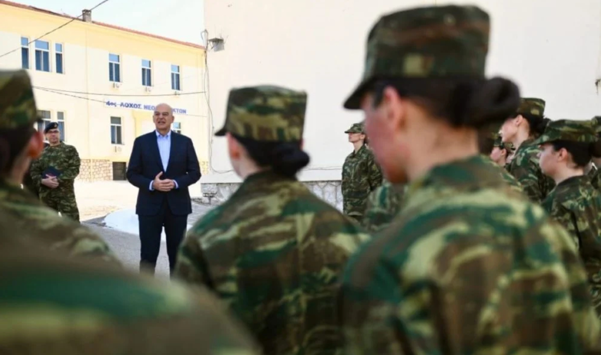 Δένδιας στις εθελόντριες οπλίτες στη Λαμία: «Προσφέρετε ένα λαμπρό παράδειγμα στον Ελληνισμό»