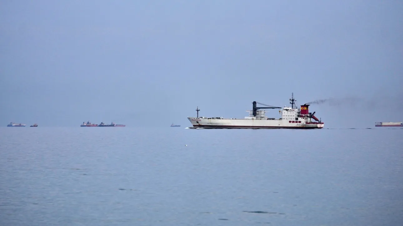 Έκρηξη σε φορτηγό πλοίο στον Περσικό Κόλπο