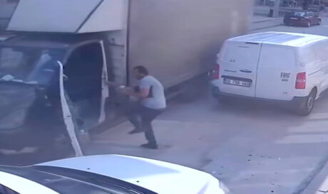 Τουρκία: Άνδρας ακινητοποίησε φορτηγό που κυλούσε χωρίς χειρόφρενο! (βίντεο)